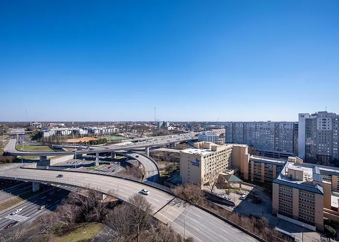 Heart Downtown! City View Onsite Parking! King Bed Lm807