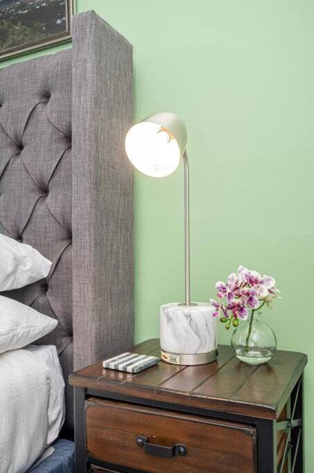 Heart Downtown! View Onsite Parking! King Bed Lm807 Ferienhaus *